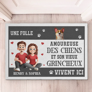 Tapis Décoratif Personnalisé Pour La Maison – Cadeaux De Noël Et D’Anniversaire Personnalisés Pour Famille, Amoureux Des Chiens, Papas Et Mamans De Chiens – La Dame Aux Chiens Et Son Vieux Grincheux Vivent Ici