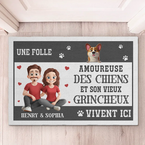Tapis Décoratif Personnalisé Pour La Maison – Cadeaux De Noël Et D’Anniversaire Personnalisés Pour Famille, Amoureux Des Chiens, Papas Et Mamans De Chiens – La Dame Aux Chiens Et Son Vieux Grincheux Vivent Ici